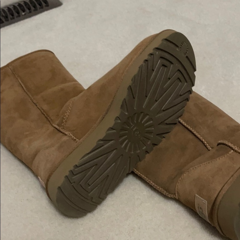UGG - Picture 2 of 3